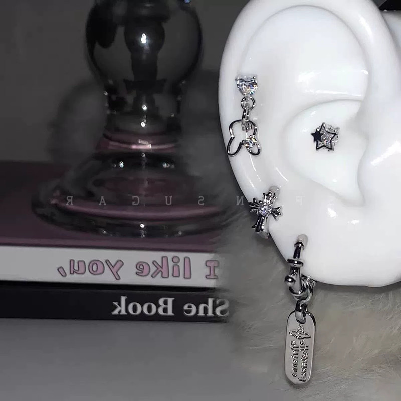 ต่างหูและสร้อยคอมетัลลิกสำหรับหญิงสาวที่สง่าราศี