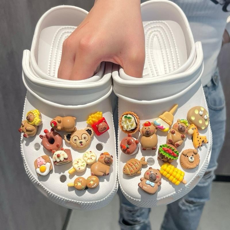 (รองเท้าแตะพร้อมเครื่องรางชุด 20 ตัว) CAPYBARA + สุ่ม FOOD ทําจากพลาสติก Eva แบบทึบสายไขว้ผสมสติ๊กเก