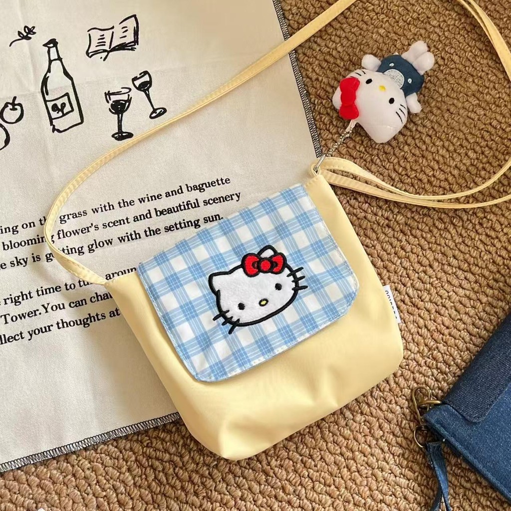 กระเป๋าน่ารักอบอุ่น! กระเป๋าสะพายเฉียง Hello Kitty ลายสก๊อตสไตล์อินสตาแกรม • ดีไซน์กะทัดรัด สำหรับเด็กผู้หญิงและสาววัยรุ่นโดยเฉพาะ