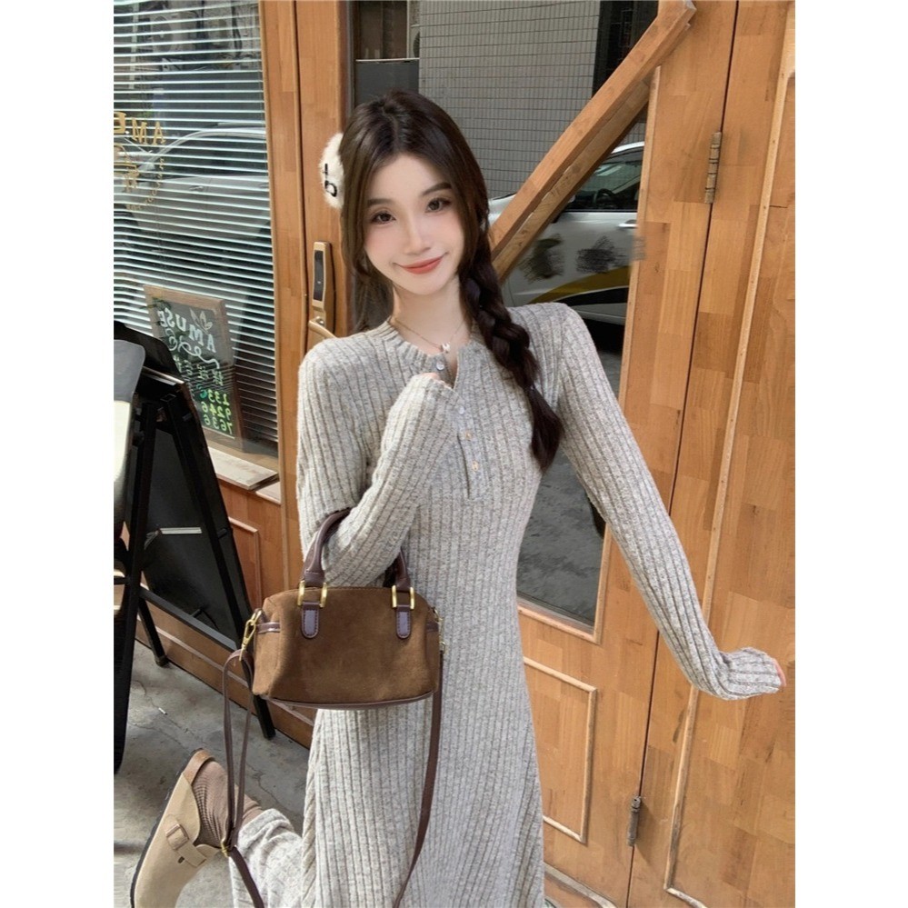 เดรสยาวผ้าร่อง สีดำ คอกลม แขนยาว กระดุมหน้า ผ้าร่องใหญ่ กระโปรงทรงเอ ผ้าวิสโคส อบอุ่น สไตล์มินิมอล #5505 - รูปที่ 6