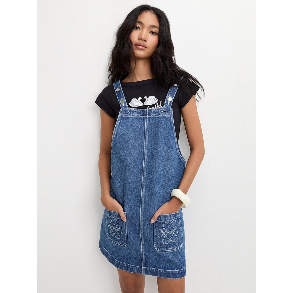 [Pomelo] เดรสยีนส์แบบเอี๊ยมแต่งกระเป๋า / Denim Overall Dress With Pockets