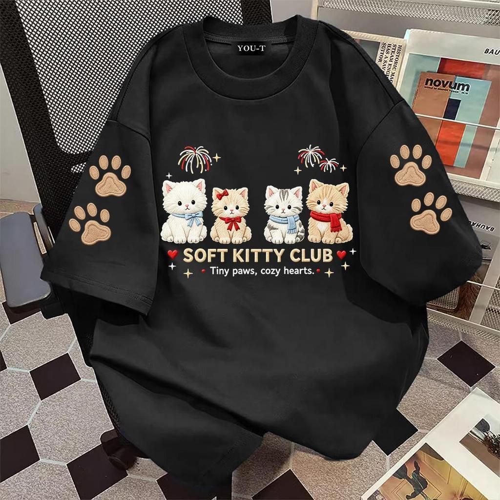 Top.basic🔥 เสื้อยืด oversize cotton เสื้อแฟชั่น คอกลม แขนสั้น พิมพ์ลาย “SOFT KITTY CLUB” สไตล์ลำลอง ใส่สบาย