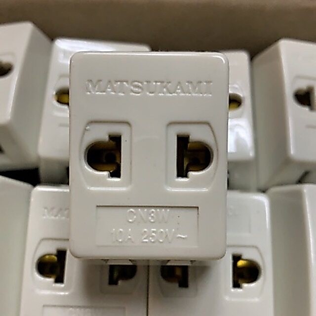 💥 Matsukami ปลั๊กสามตาขาแบน 10A 250V ใช้ไฟฟ้ากระแสสลับ พลาสติกคุณภาพดีและ ทองเหลืองแท้ รองรับปลั๊กกลมและแบน **