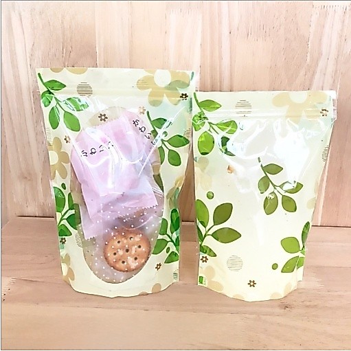 ถุงซิปล็อค ถุงใส่ขนม พลาสติก ลายใบไม้ สีเหลือง หน้าต่างใส ตั้งได้ [50 ใบ] - Forestpacking
