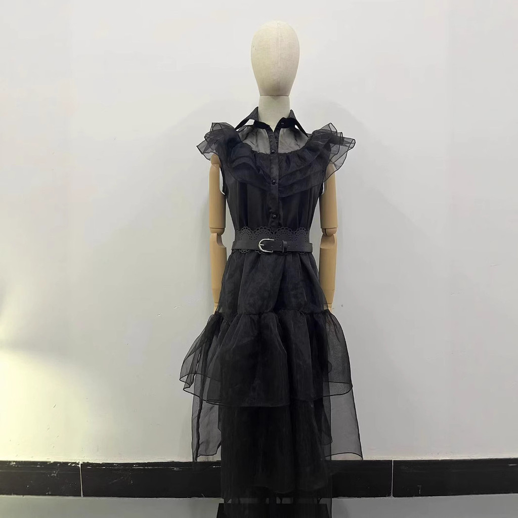 ชุดสูทและเดรสสีดำ ในสไตล์ของ Wednesday Adams จากครอบครัววันพุธ (Wednesday)