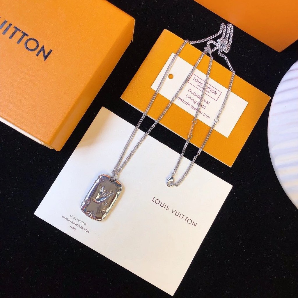 LV สร้อยคอตัวอักษรล่าสุดเครื่องประดับผู้ชายสไตล์ใหม่ B17W
