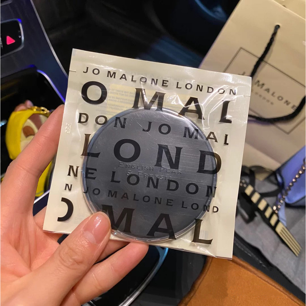 JoMalone JoMalone น้ํามันหอมระเหยในรถยนต์ JoMalone จี้รถ Air Outlet Solid English Pear Light กลิ่นหอ