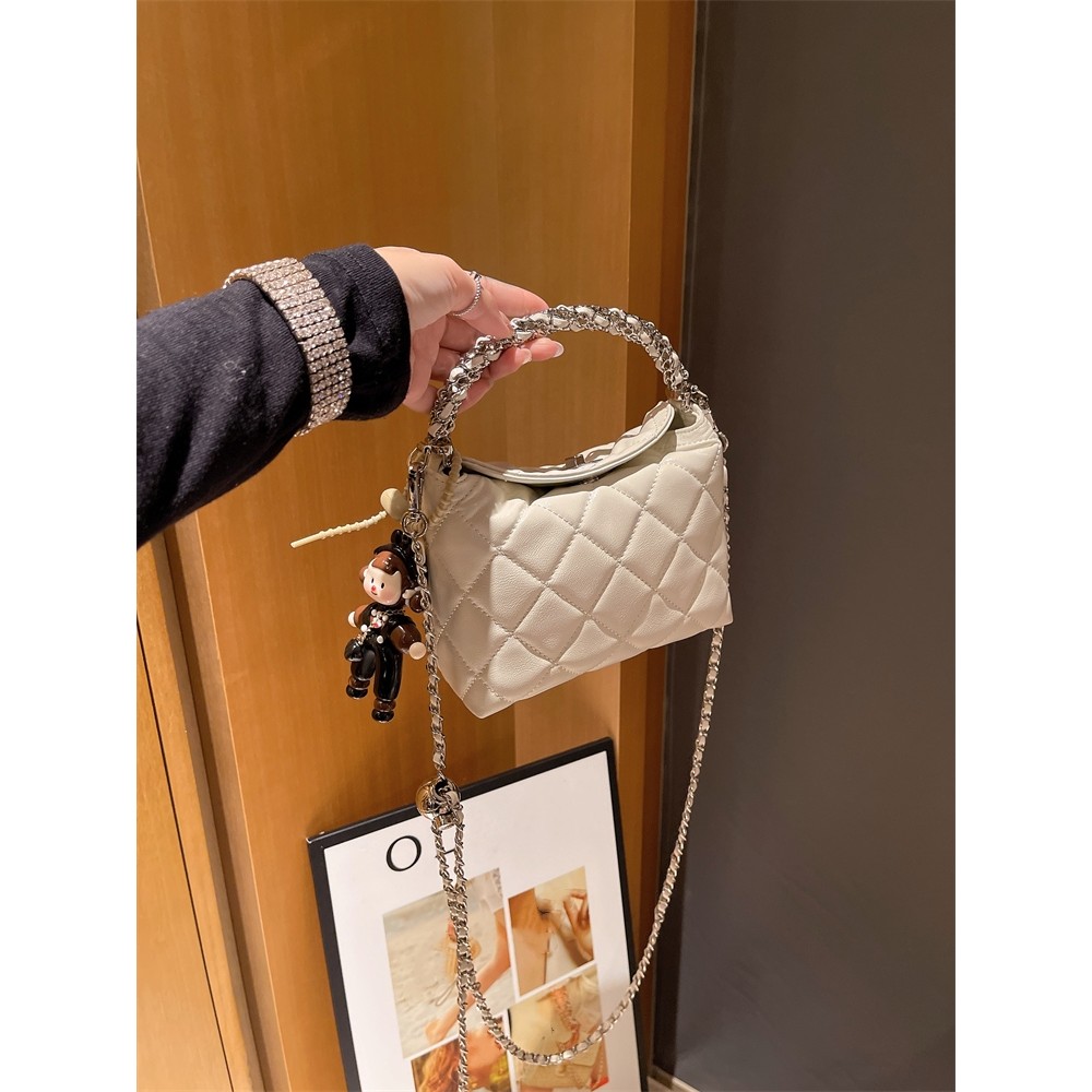 กระเป๋า Messenger ทรงสี่เหลี่ยม สำหรับผู้หญิง ดีไซน์หรูหราจาก Lyn Thailand ใหม่ในปี 2025