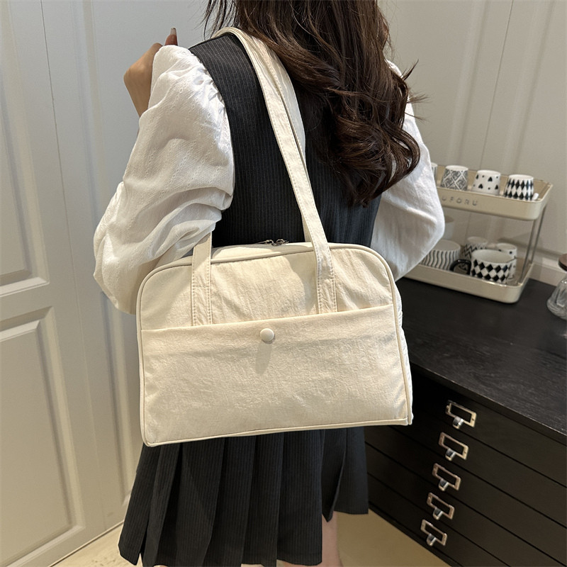 ROOTOTE(R2501) กระเป๋าสะพายไหล่ผ้าไนล่อน มี1ช่องใส่ของด้านหน้า ขนาด13.5 นิ้ว