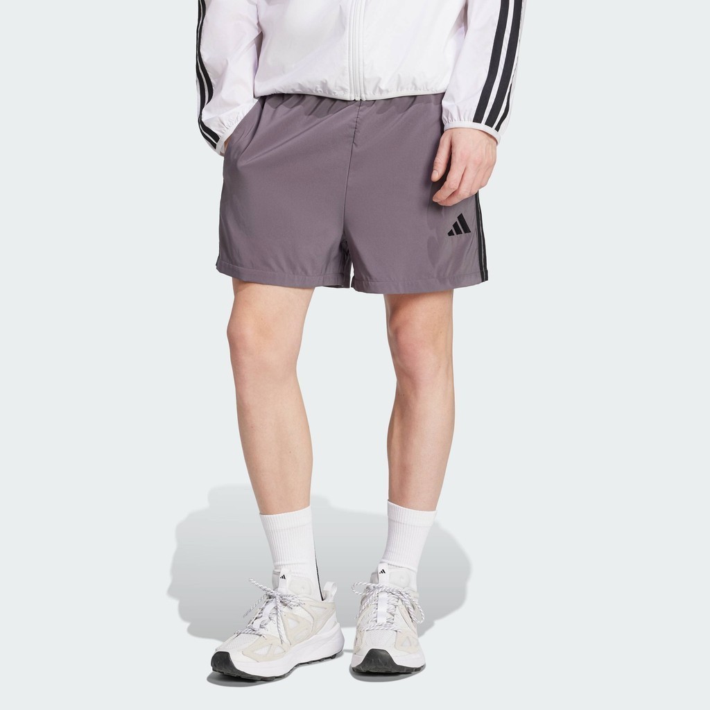 adidas ไลฟ์สไตล์ กางเกงขาสั้น 5 นิ้ว Essentials 3-Stripes Chelsea ผู้ชาย สีเทา JE8877