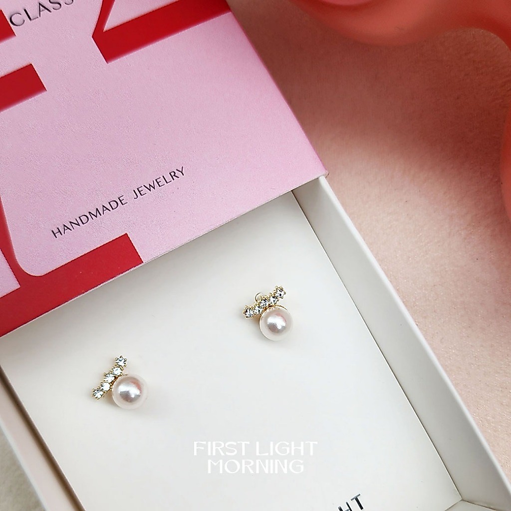 First Light Morning : Moonlight Pearl Earrings Clear Swarovski