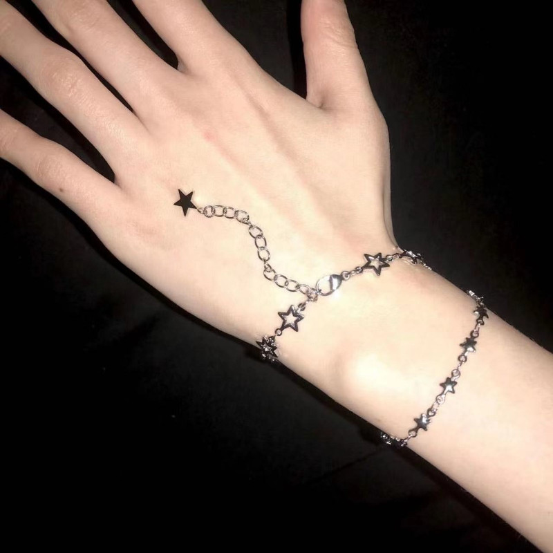สร้อยข้อมือโซ่ดาวยุค Y2K สำหรับผู้หญิง ออกแบบมาในรูปแบบดาวห้าแฉก สวมใส่ง่ายเป็นเครื่องประดับประจำวัน