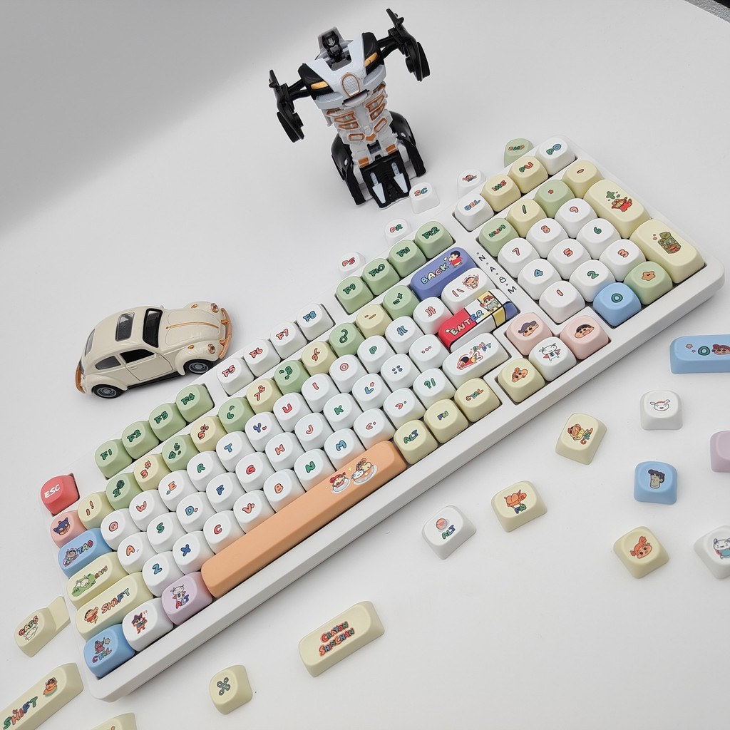 Crayon Shin-Chan Class MOA ความสูง Keycap คีย์บอร์ดแบบกลไกหมวกที่กําหนดเองที่ไม่ซ้ํากันน่ารักสีชมพูร