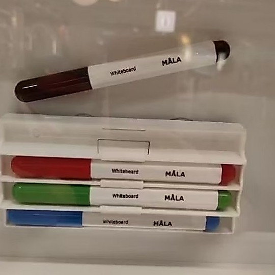 IKEA แท้ค่ะ ขายถูกมากๆ ปากกา ปากกาไวท์บอร์ด คละสี 4 แท่ง พร้อมแปรงลบ สำหรับเด็ก 3 ขวบขึ้นไป อิเกีย