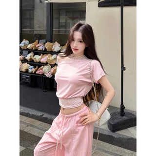 Vogue🌟พร้อมส่ง🌟 เสื้อยืดแขนสั้นปาดไหล่ ดีไซน์แต่งลูกไม้เอวจั๊ม ลุคคุณหนูหวานซ่อนเปรี้ยว (A2393)