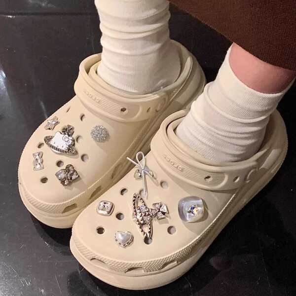 jibbitz croc jibz รองเท้า Crocs สไตล์ใหม่จาก Hello Kitty ออกแบบด้วยลายดอกไม้และห่วงสำหรับการแต่งแต้ม