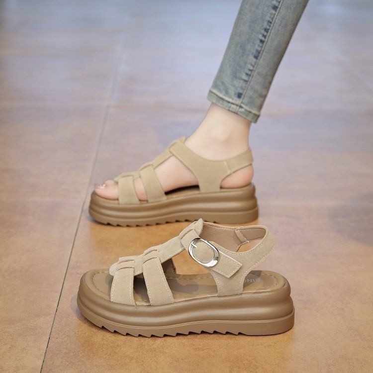 รองเท้าแตะ Soled Birkenstock แบบใหม่สำหรับฤดูร้อน สวมใส่ง่ายสบาย เหมาะสำหรับวันพักผ่อน สามารถแมทช์กับกระโปรงได้อย่างสวยงาม และมีระบบป้องกันการเลื่อนไถ
