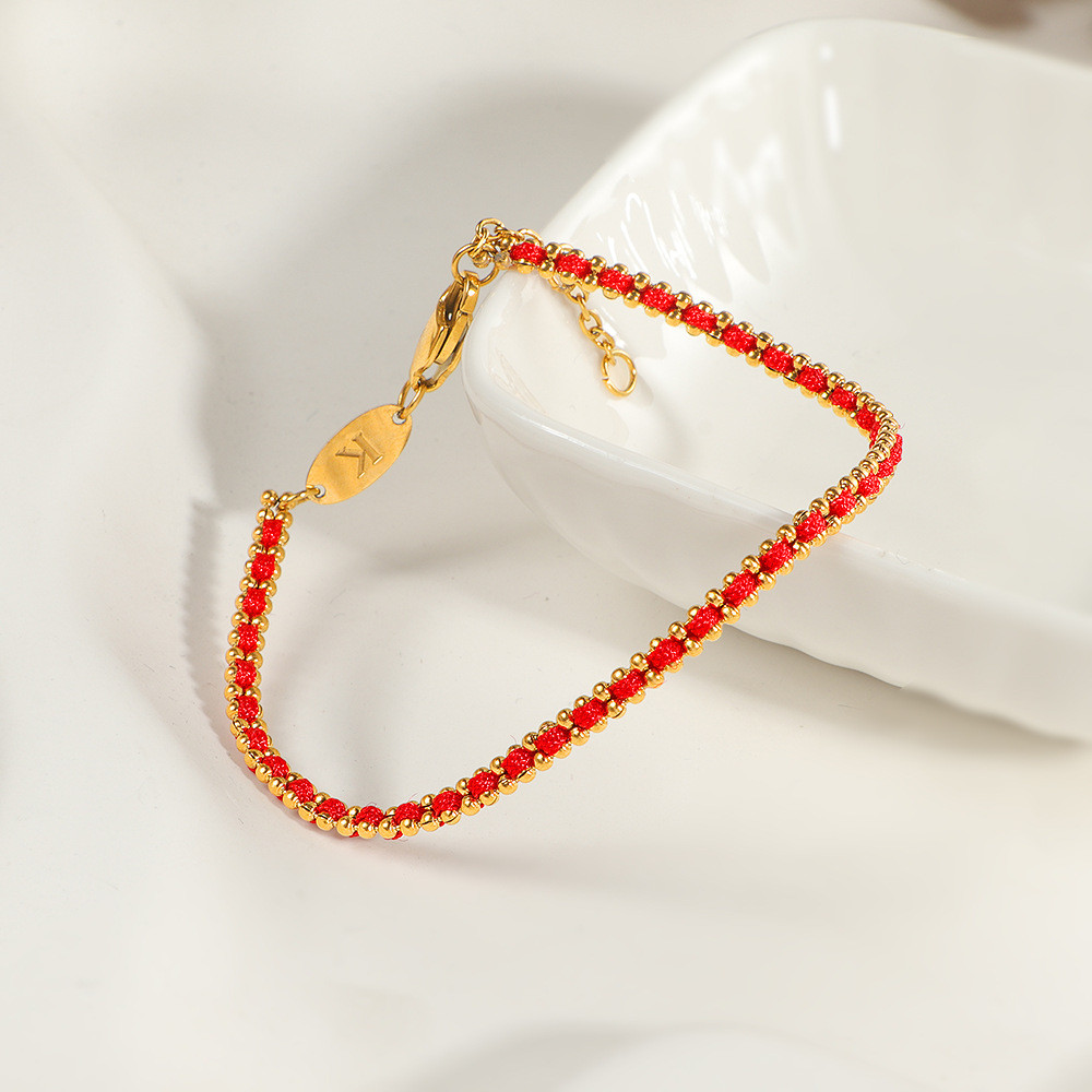 สร้อยข้อมือสตริงสีแดงแบบใหม่ ทำจากลูกปัดเหล็กไทเทเนียมสีทอง การออกแบบประณีต เหมาะสำหรับสวมใส่อย่างหรูหราในสไตล์จีน
