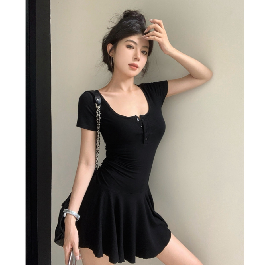 Bella Shop ชุดเดรสสีเทา คอวี แขนสั้น เซ็กซี่ ลดอายุ เอวเข้ารูป สไตล์พรีปปี้ กระโปรงสั้นทรงเอ พร้อมส่ง - รูปที่ 3