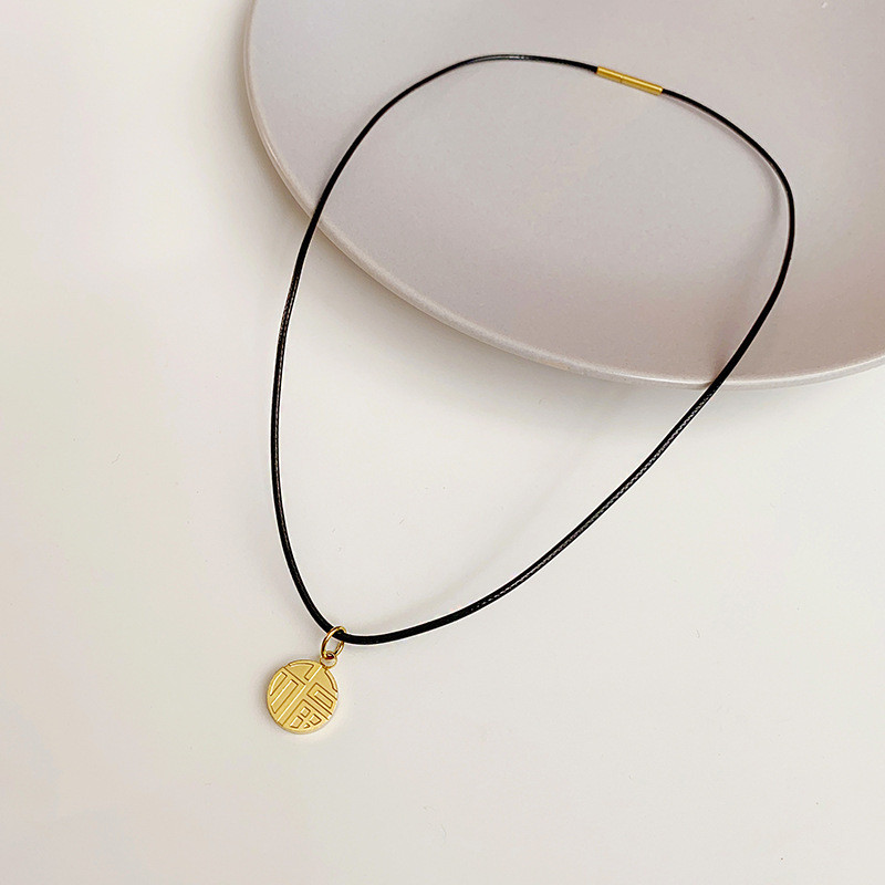 สร้อยคอมีดีไซน์ทองและหยก สตริงหนังสำหรับทั้งหญิงและชาย สายสีแดงและดำพร้อมคล้องคอแบบสแตนเลス TGGS 930