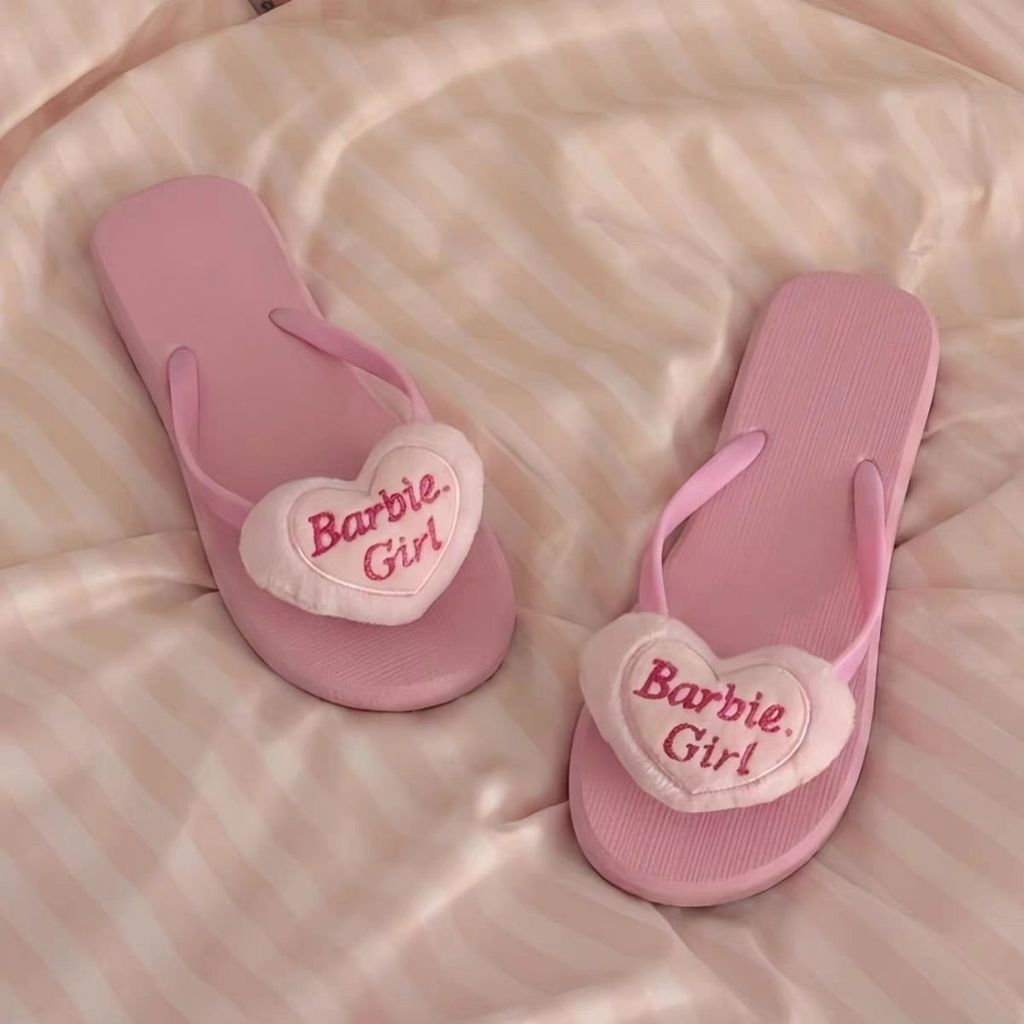 รองเท้าแตะหนีบสีชมพูตกแต่งหัวใจ Barbie สไตล์อินส์💖 สวมใส่กลางบ้าน/ออกไปเที่ยว พื้นนุ่มฤดูร้อน สำหรับสาววัยรุ่น