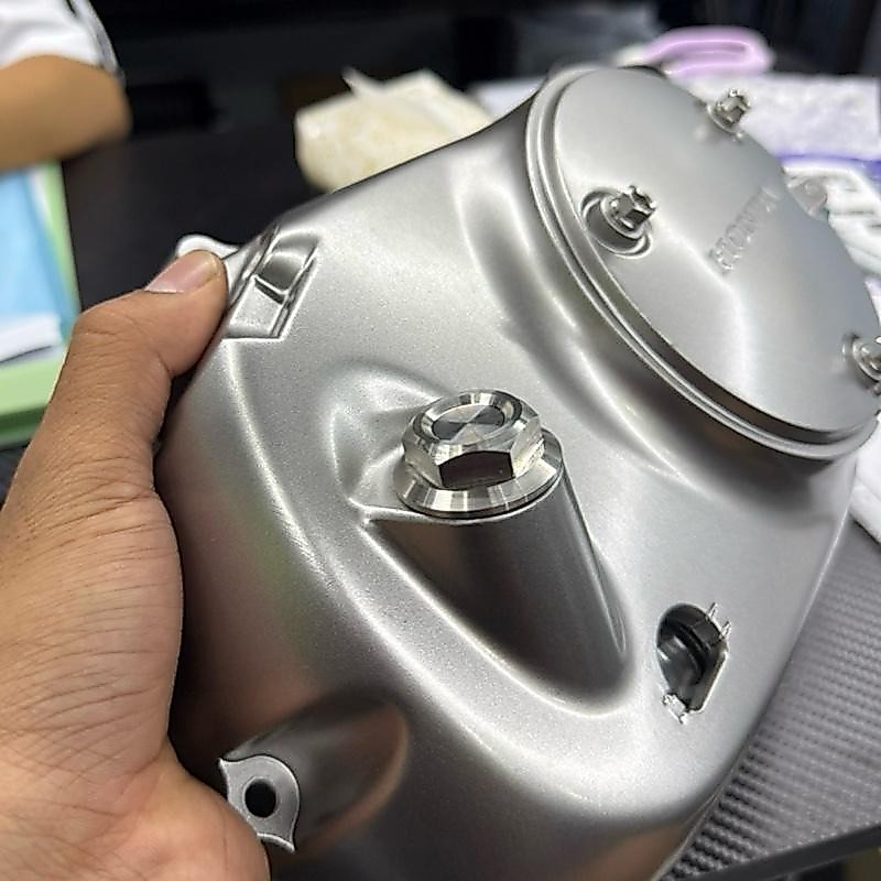 น็อตอุดน้ำมันกลึงมือ ลาย NBP   งานสแตนเลส บ่าเต็มพอดี  สวยงาม เงาด้วยมีดกลึง scmt033