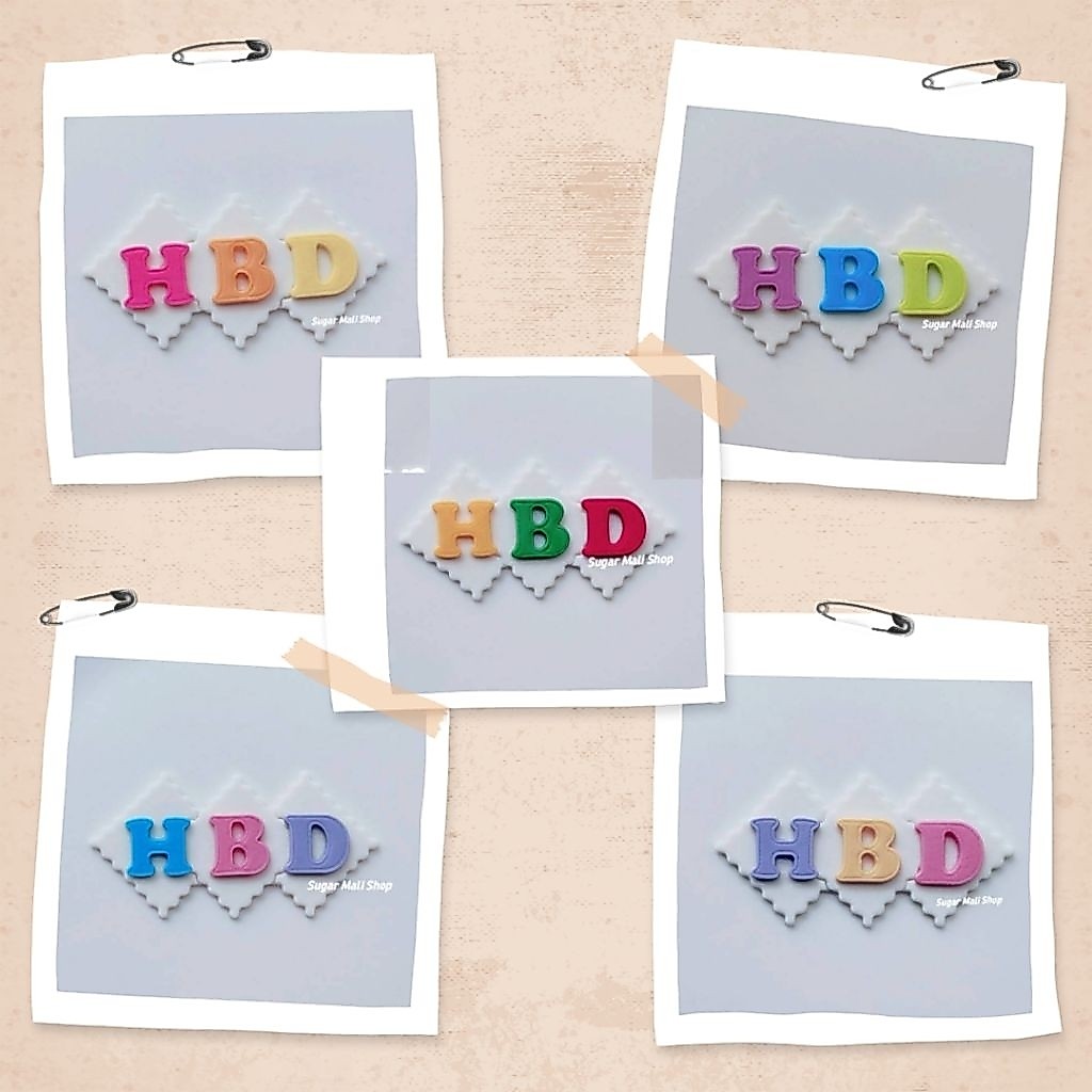 แผ่นป้ายน้ำตาลกัมเพสตกแต่งตัวอักษรHBD มีให้เลือกหลายสี ราคาต่อ1ชื้น กลิ่นหอม หวานน้อย ทานได้นะคะ