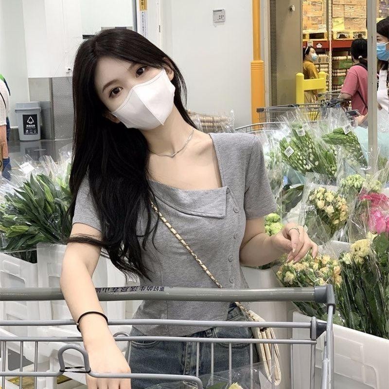 เสื้อยืดแขนสั้นสำหรับผู้หญิง ฤดูร้อน เรียบหรู ใหม่ ดีไซน์ประกบกระดุม แฟชั่นสีพื้น คอวี อเนกประสงค์ เหมาะสำหรับการเดินทาง