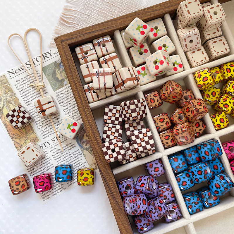 Retro โซ่สำหรับโทรศัพท์มือถือ ลายเสือดาว สีกาแฟ และเชอร์รี่บนพื้นหลังเช็คเกอร์บอร์ด พร้อมลูกปัดอะคริลิค DIY Handmade