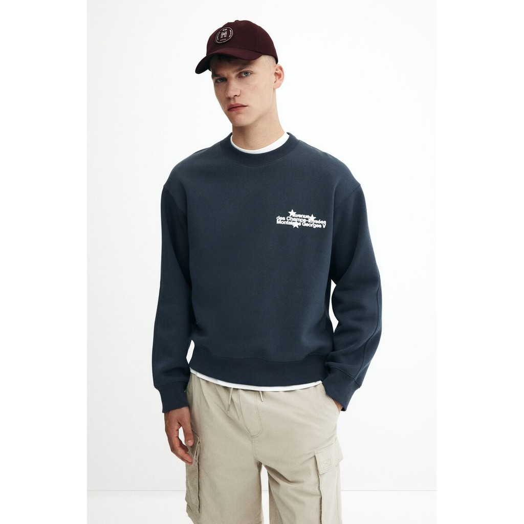 H&M(เอชแอนด์เอ็ม) เสเวตเตอร์พิมพ์ลายแบบ Regular Fit Men Regular Fit Printed sweatshirt 1289808_1