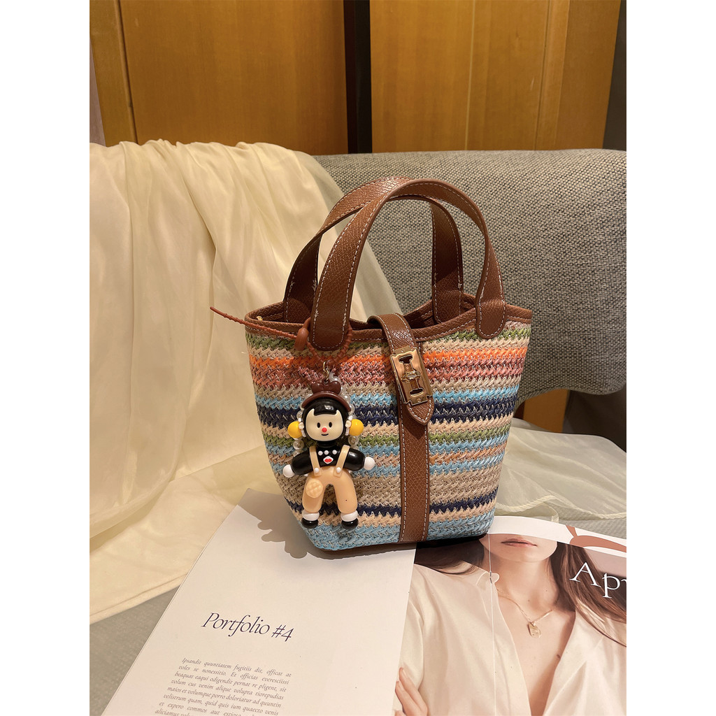 lyn แบรนด์ Thailand Designer กระเป๋าสไตล์ใหม่ Rainbow Bucket Bag สำหรับวันหยุดและวันพักผ่อนที่ทะเล (