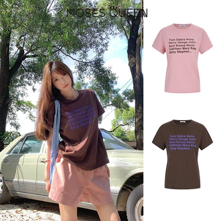 MOSESQUEEN โมเสสควีน เสื้อยืดแขนสั้นพิมพ์ลายตัวอักษรแขนด้านหน้าสําหรับผู้หญิง-ผ่อนคลายและสบายฤดูร้อนคอกลมด้านบนที่เข้ากันกับทุกอย #63852