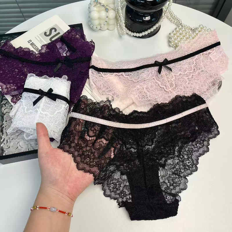 กางเกงชั้นในแบบสามเหลี่ยม ทำจากลายลูกไม้สไตล์ฝรั่งเศส และเนื้อผ้าฝ้ายระบายอากาศได้ดี สวมใส่สบาย