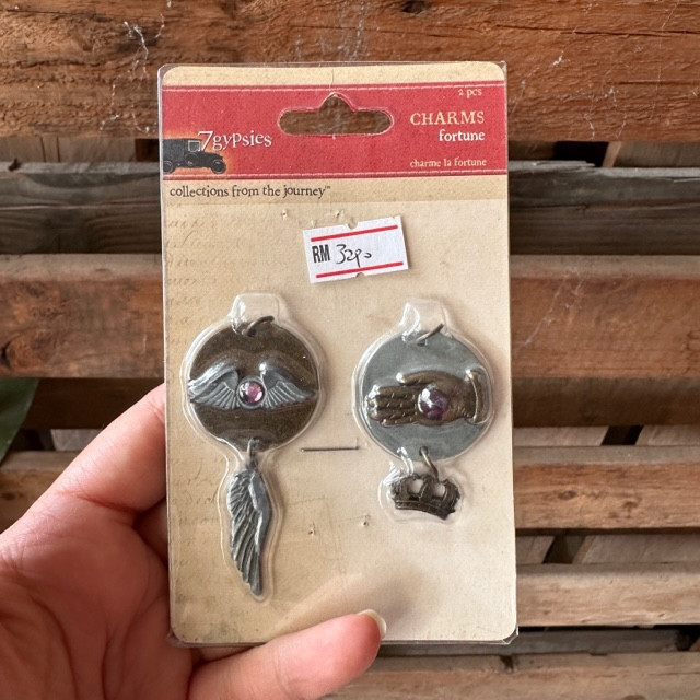 7 Gypsies Vintage Hardware Metal Charm - หินสีชมพูโชคลาภ (สําหรับห้อยอัลบั้ม)