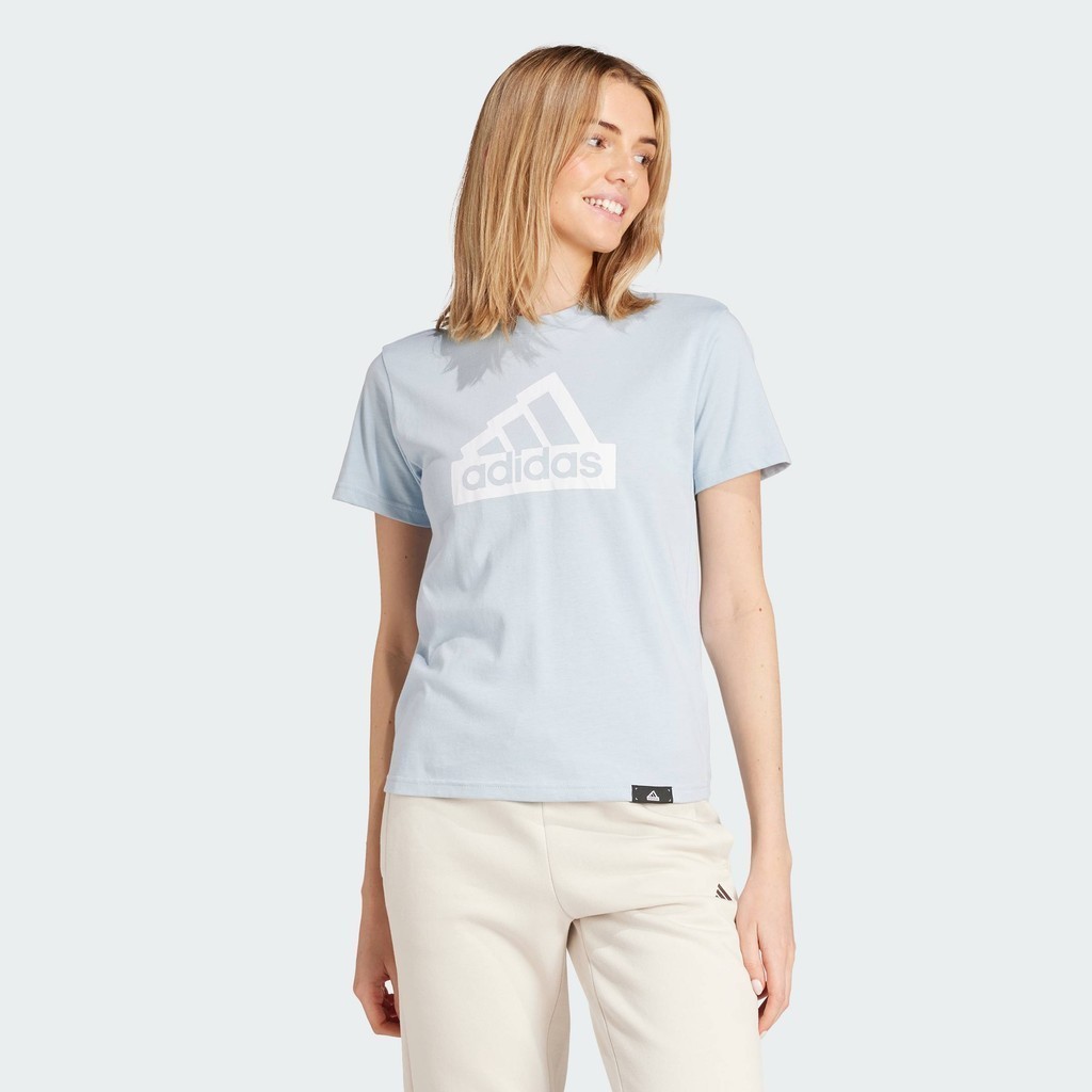 adidas ไลฟ์สไตล์ เสื้อยืดพิมพ์ลาย Modern Essentials ผู้หญิง สีน้ำเงิน IX6450