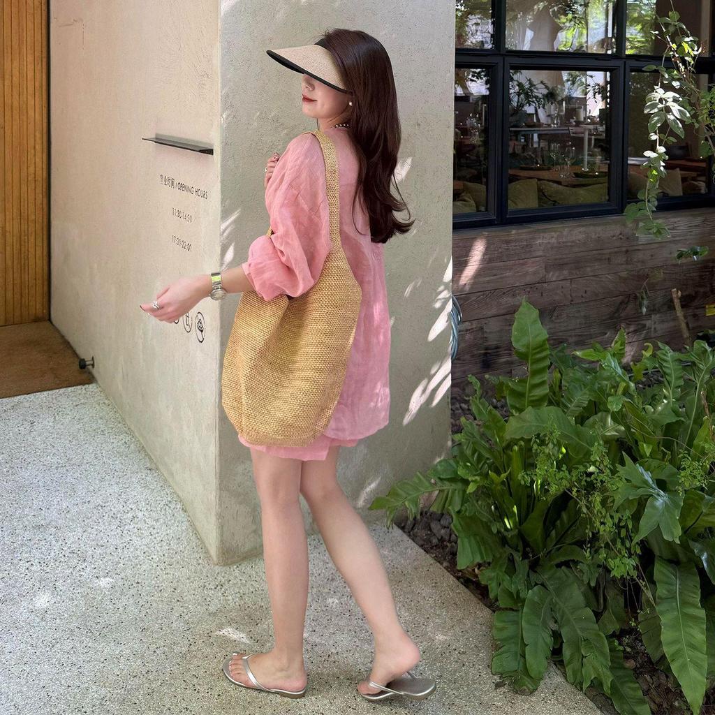 [สินค้าใหม่] สีชมพูชุดลําลองเสื้อผู้หญิง 2026 ฤดูร้อนสไตล์ขี้เกียจหลวมคอวีครีมกันแดดเสื้อผ้า + กางเกงขาสั้นชุดสองชิ้น
