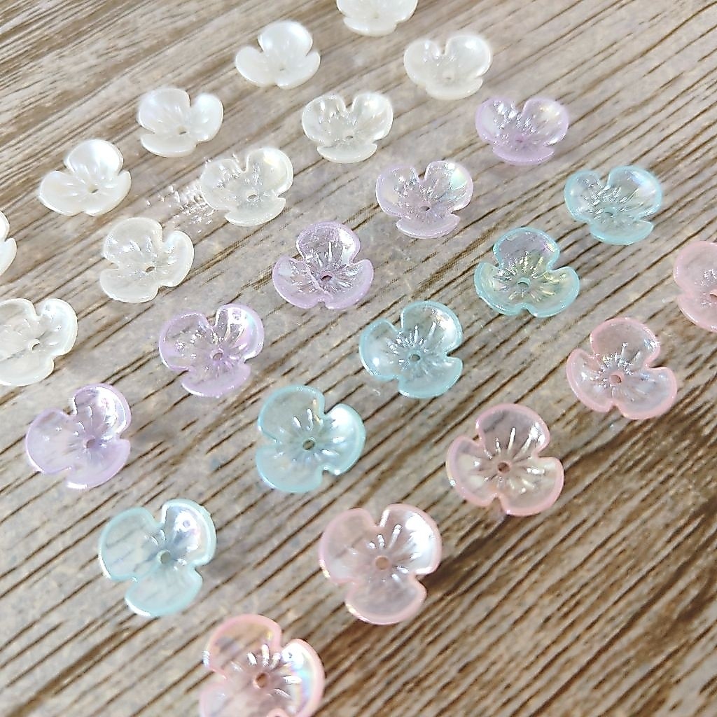 ลูกปัดดอกไม้3กลีบ ขนาด1.1cm. 50/100ชิ้น