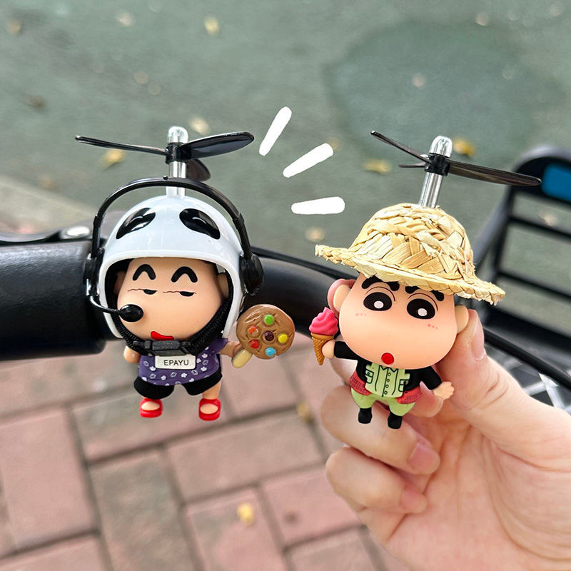 Crayon Shin-Chan เครื่องประดับยานพาหนะไฟฟ้า Windmill หมวกกันน็อครถยนต์ไม้ไผ่ Dragonfly จักรยานเด็กอุ