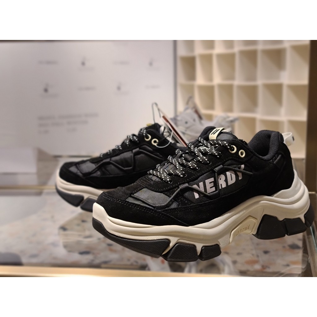 รองเท้าผ้าใบแพลตฟอร์ม Nerdy