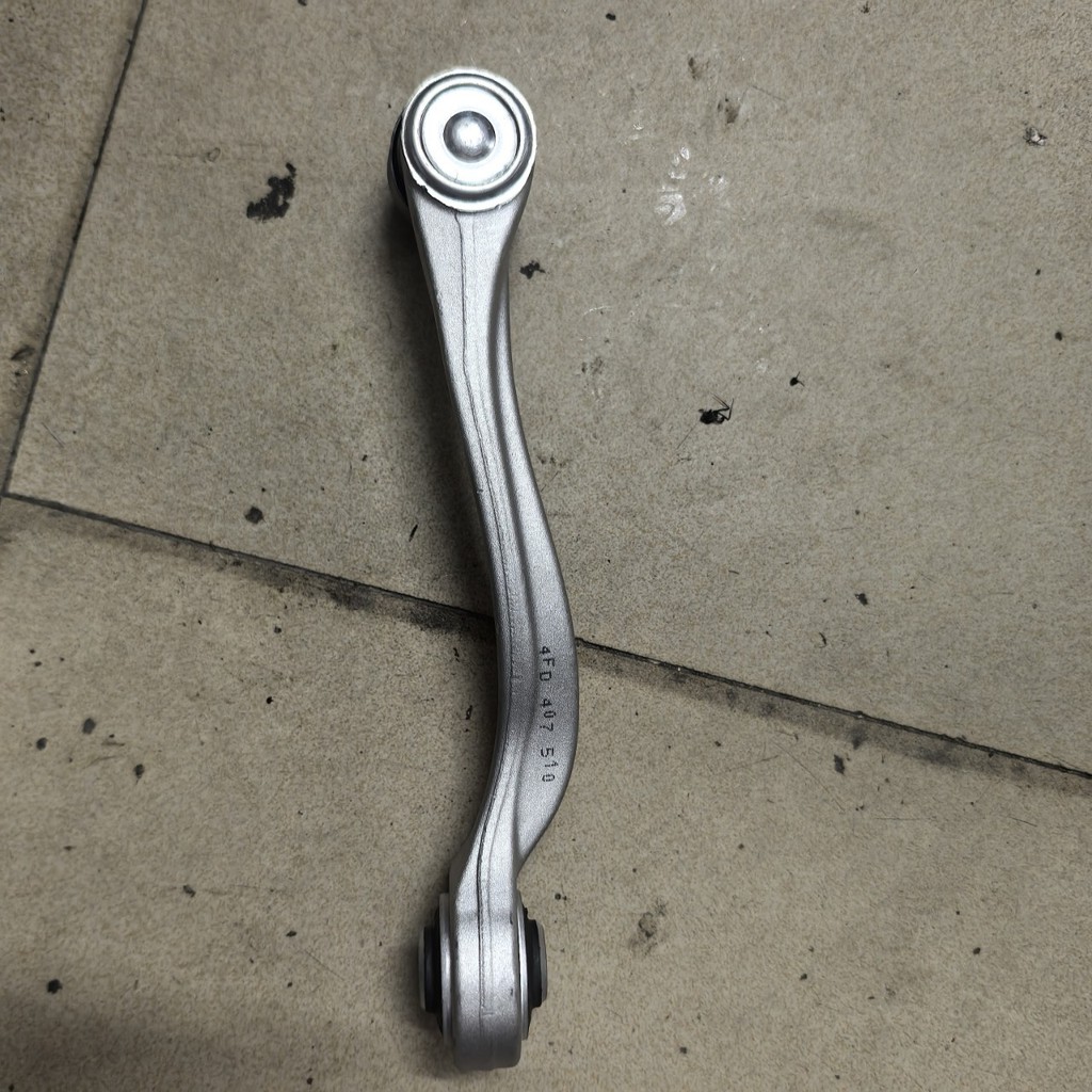 เหมาะสําหรับ Audi A6C6A8D3S6S8 2002-2011 ด้านหน้าด้านบนตรงสวิงอาร์ม 4E0407510F4FD407510