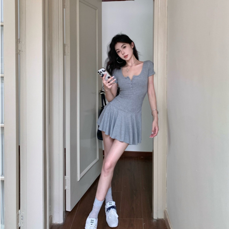 Bella Shop ชุดเดรสสีเทา คอวี แขนสั้น เซ็กซี่ ลดอายุ เอวเข้ารูป สไตล์พรีปปี้ กระโปรงสั้นทรงเอ พร้อมส่ง - รูปที่ 4