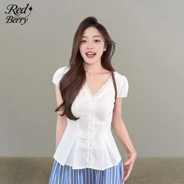 Red Berry เสื้อครอปแขนสั้นคอวีลูกไม้ฝรั่งเศสสำหรับผู้หญิงในช่วงฤดูร้อนพร้อมเอว2026 W631