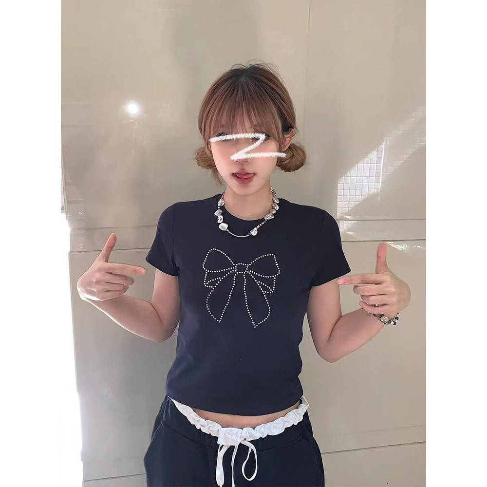 Moses Queen/Queen of Mercy เสื้อยืดแขนสั้นทรงสลิมสไตล์เรโทรอเมริกันสำหรับผู้หญิง ดีไซน์ด้วยโบว์และประดับเพชรเทียม เสื้อตัวสั้นทรงสลิมและน่ารัก