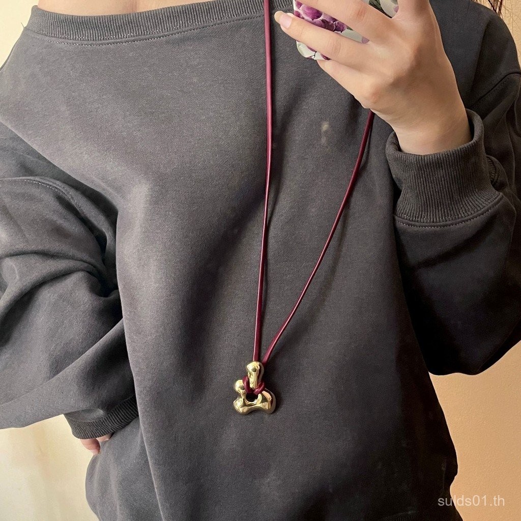 สร้อยคอจี้กลวงสไตล์ญี่ปุ่น-เกาหลี ออกแบบเรโทรแบบมินิมอล หนังเชือกปรับได้ เหมาะสำหรับเสื้อกันหนาว APW