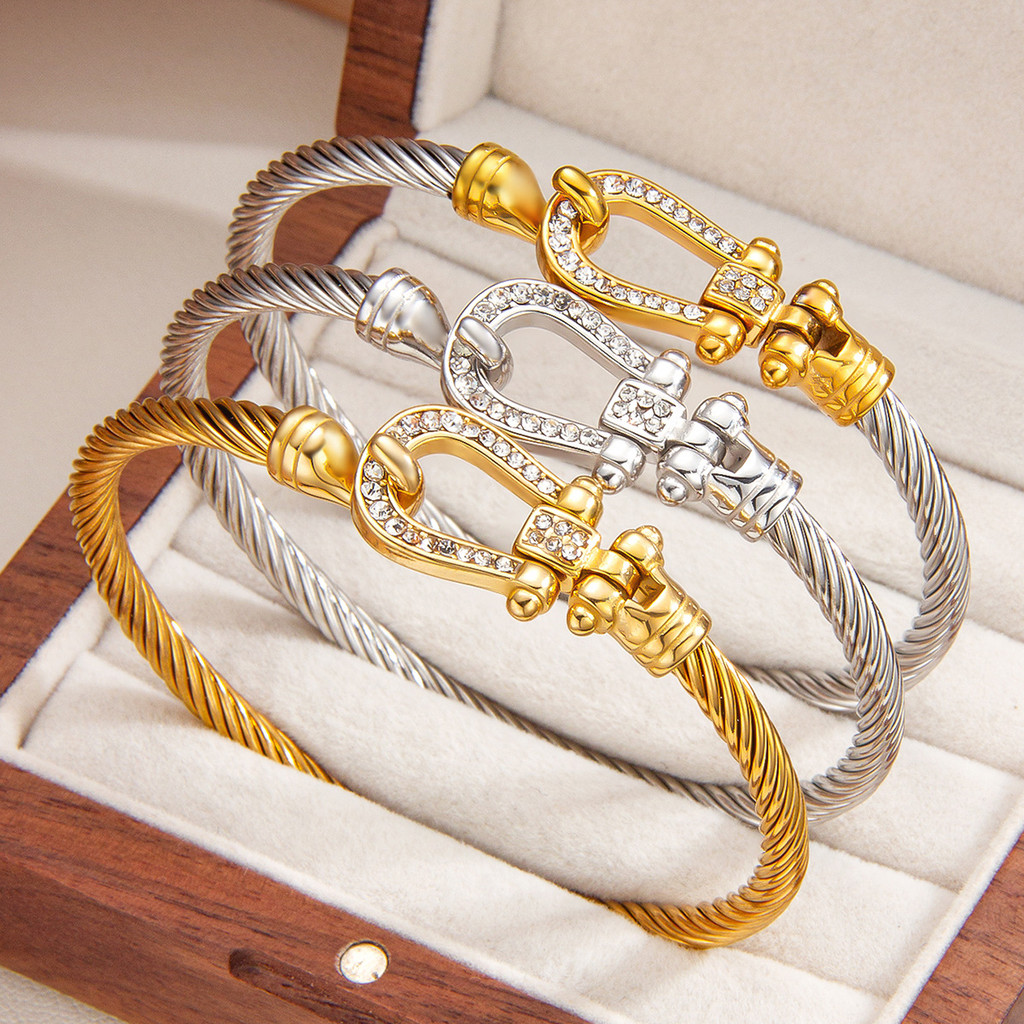 สร้อยข้อมือหัวเข็มขัดเกือกม้า เพชร PVD Electroplating 18k Gold สำหรับทุกโอกาส ดีไซน์หรูหราและเบา