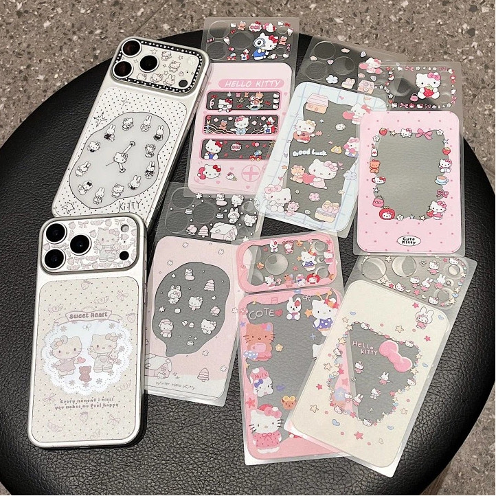 ดอกไม้ล้อมรอบ KT Cat ฟิล์มนุ่มโปร่งใสฟิล์ม Frosted เหมาะสําหรับ iPhone 18Pro Max เลนส์สติกเกอร์ iphone17Pro โทรศัพท์มือถือกลับสติกเกอร์ฟิล์มนุ่มเหมาะสําหรับ 17Pro โปร่งใส Frosted การ์ตูนฟิล์ม