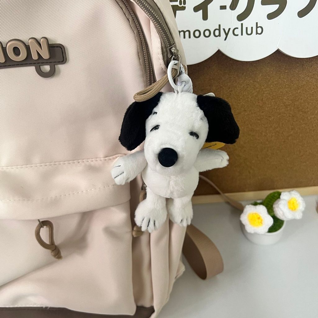Yomai Snoopy ตุ๊กตาตุ๊กตาจี้ Snoopy น่ารักท่านั่งตุ๊กตาพื้นฐานกระเป๋านักเรียนแขวน
