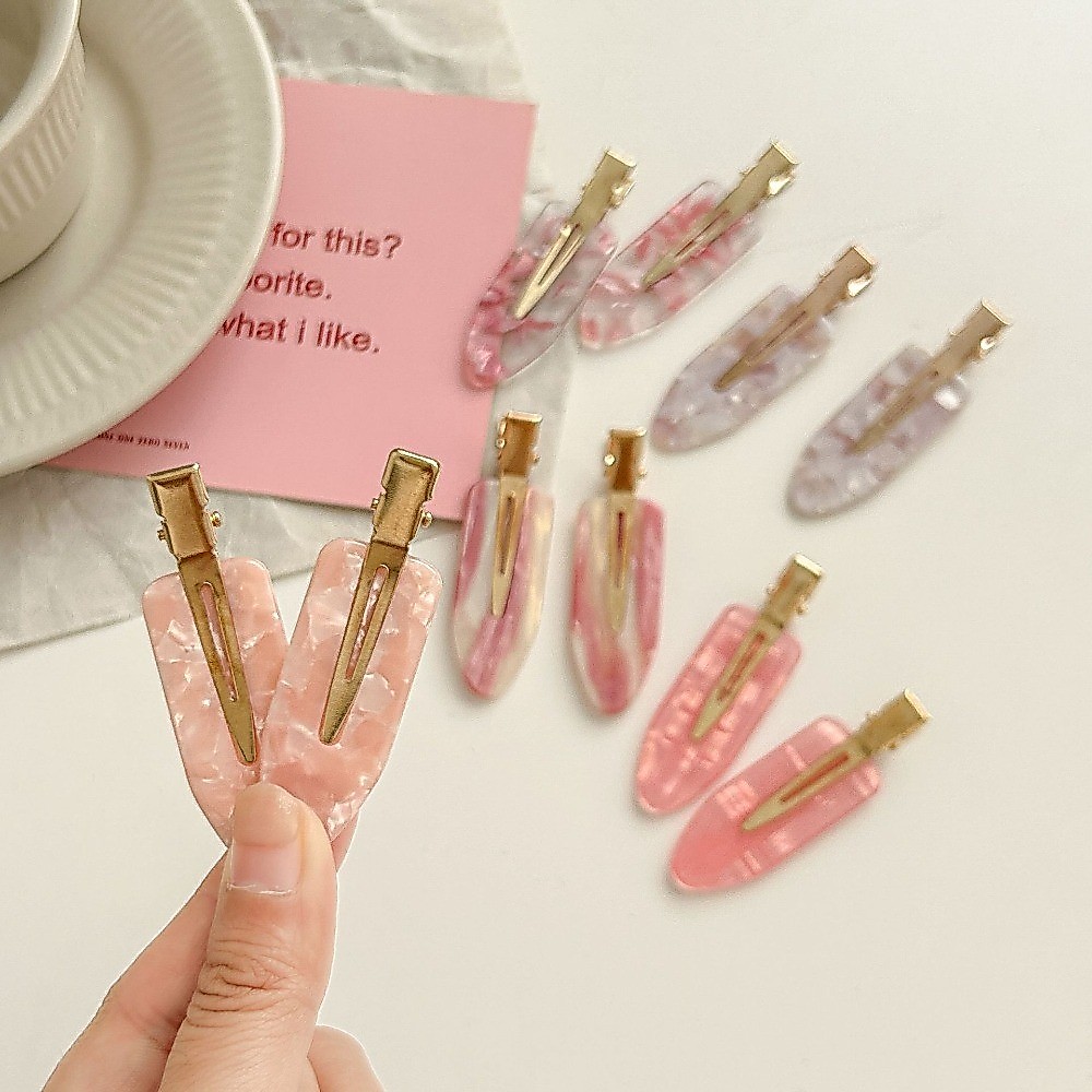 คลิปติดผมสีชมพู สำหรับการแต่งหน้าและการตกแต่งทรงผมในสไตล์ที่เรียบง่าย
