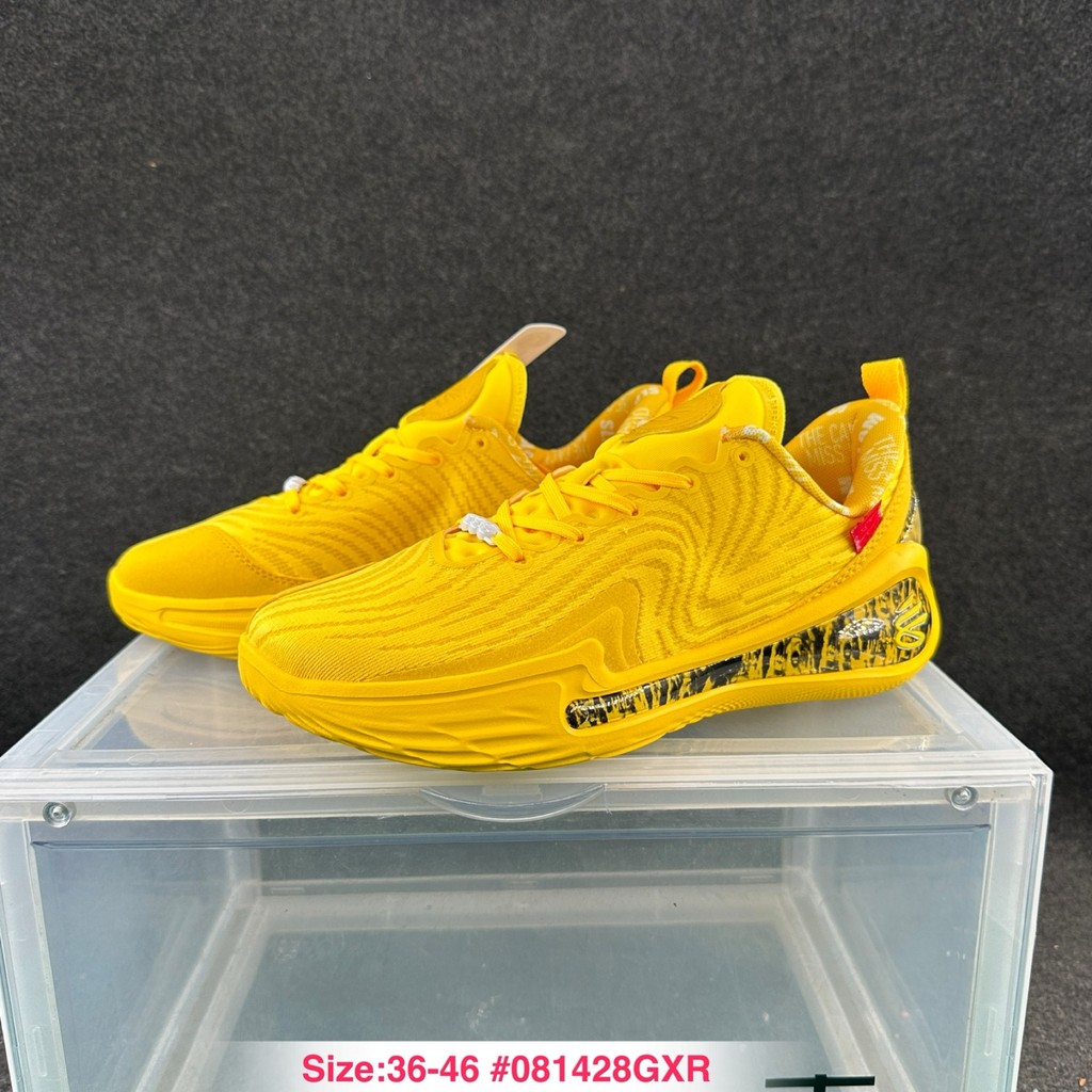 รองเท้าภายในห้องจาก Under Armour Curry Flow 12 เหมาะสำหรับการเล่นคอมแบท