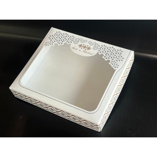 กล่องฝาครอบ สีขาว ขนาด 22x19x4ซม. เหมาะสำหรับใส่ผ้าพันคอ ผ้า…